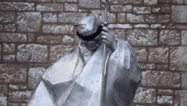 Crni povez na bisti Pape Ivana Pavla II u centru Sarajeva