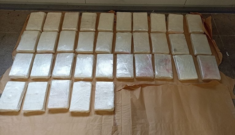 Crnogorska policija zaplijenila 37 kg kokaina na granici s Hrvatskom