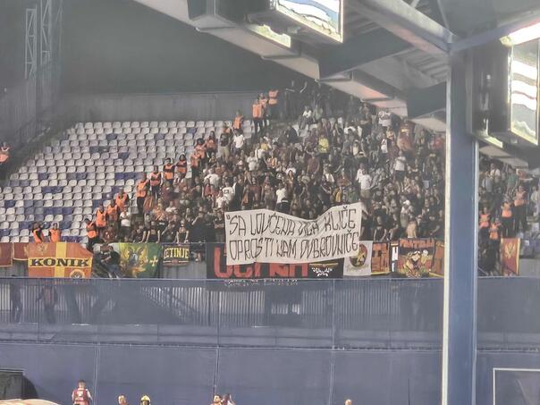 Crnogorski navijači na Maksimiru: Oprosti nam, Dubrovniče