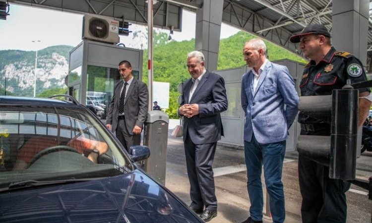 Crnogorski premijer dočekivao turiste na granici sa Srbijom