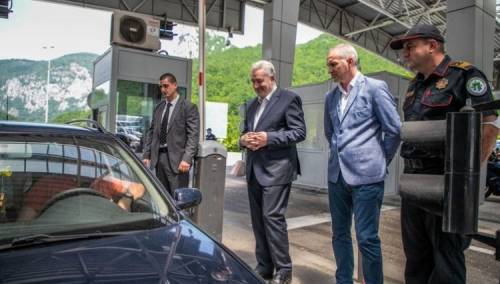 Crnogorski premijer dočekivao turiste na granici sa Srbijom