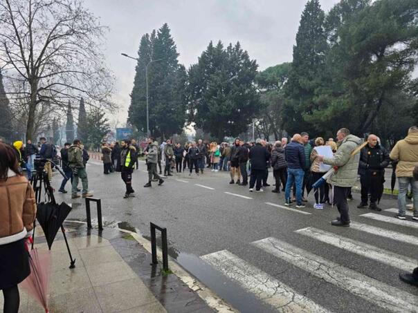 Crnogorski studenti blokirali saobraćajnicu ispred zgrade tamošnje vlade