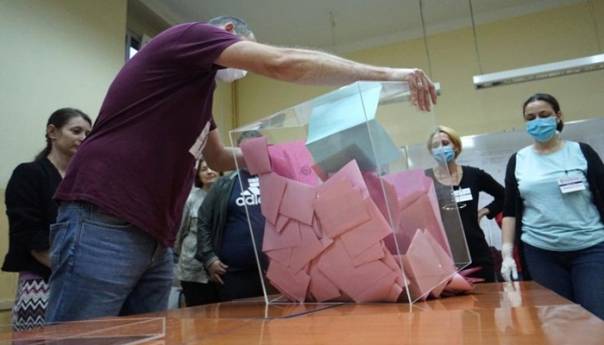 Srbija: Brojne nepravilnosti, objavljene prve projekcije rezultata