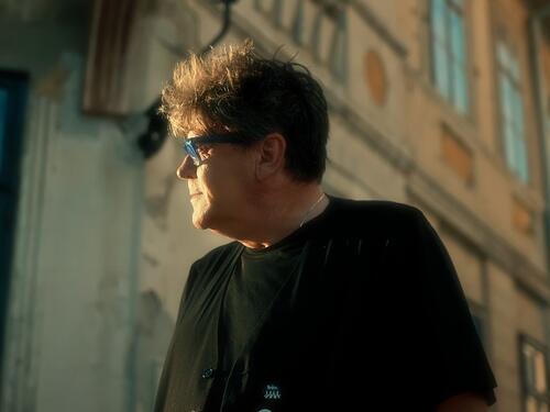 Crvena jabuka predstavila spot za pjesmu 'Dao sam ti dušu'