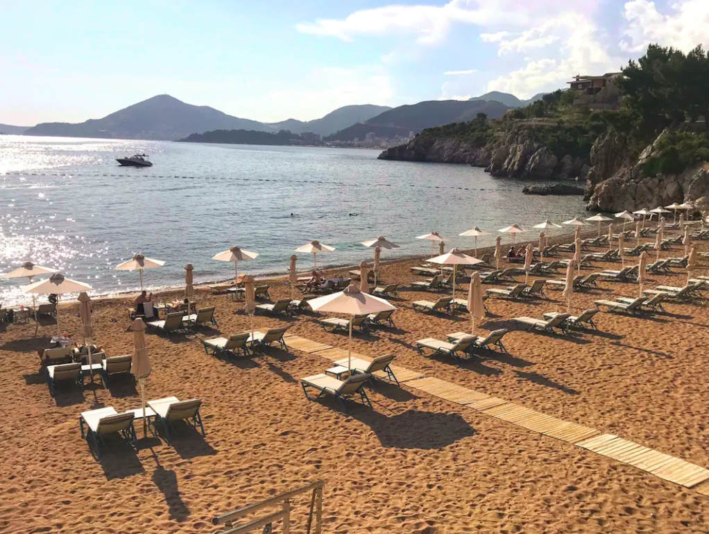 Na mnogim poznatim crnogorskim plažama podignute crvene zastavice