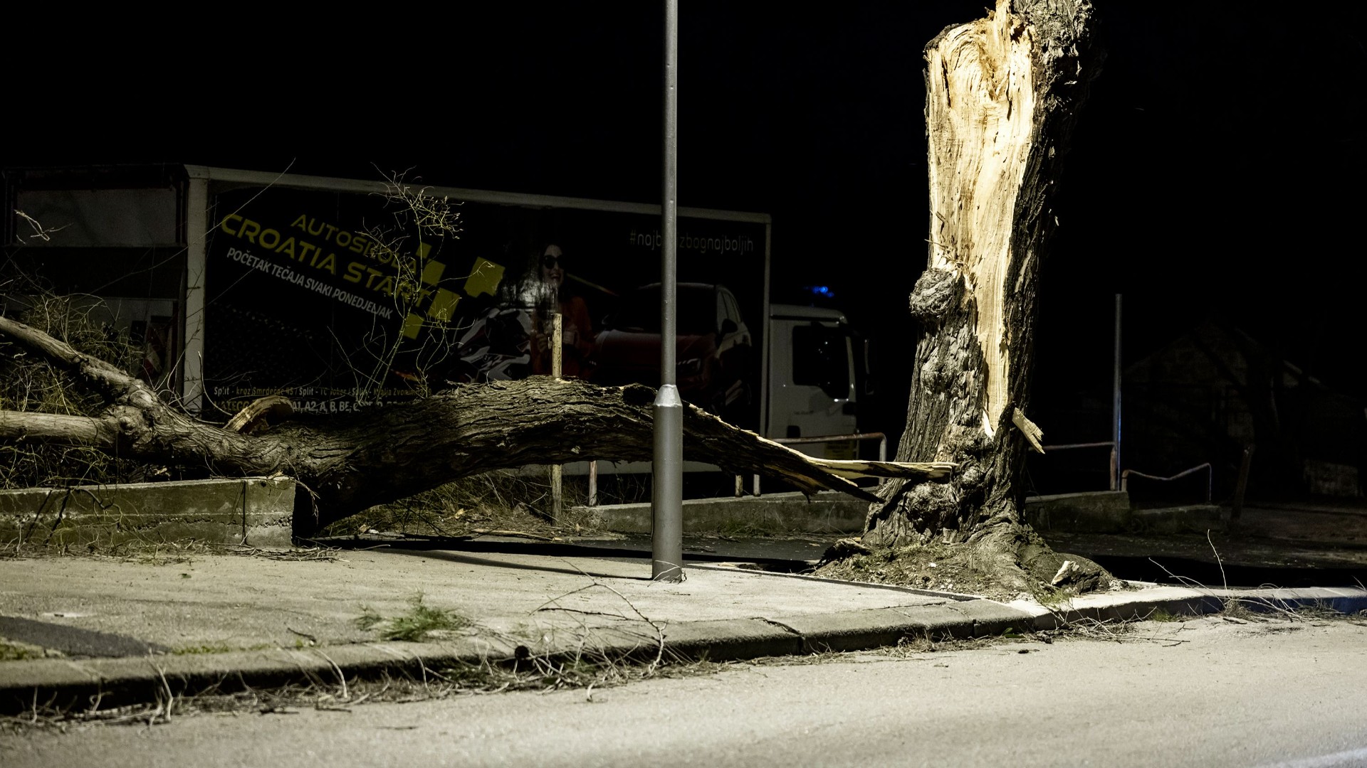 Crveni alarm za dvije regije, udari vjetra 155 kilometara na sat, razbijeni brodovi