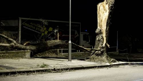 Crveni alarm za dvije regije, udari vjetra 155 kilometara na sat, razbijeni brodovi