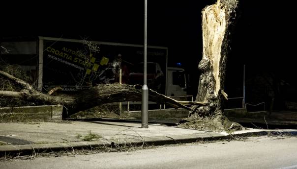 Crveni alarm za dvije regije, udari vjetra 155 kilometara na sat, razbijeni brodovi