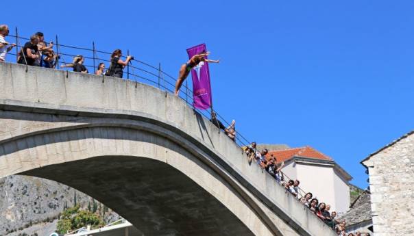 'Crveni bikovi' poletjeli sa Starog mosta