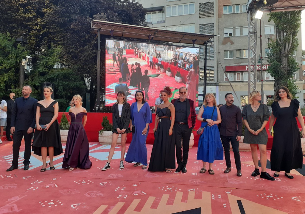Crvenim tepihom prošetala ekipa filma 'Elegija lovora'