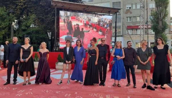 Crvenim tepihom prošetala ekipa filma 'Elegija lovora'