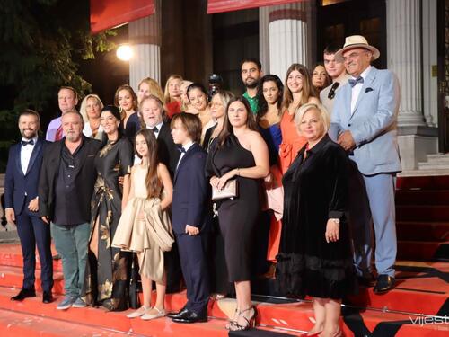 Crvenim tepihom prošetali članovi žirija takmičarskog programa - igrani film