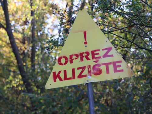 Curine njive: Formirane pukotine uslijed pomjeranja tla, konstantan priliv vode