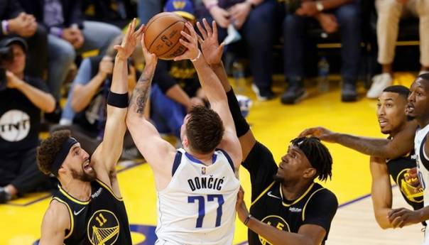 Curry donio prednost Golden Stateu protiv Dallasa