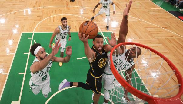 Curry vratio Warriorse u život za 2:2 u velikom finalu