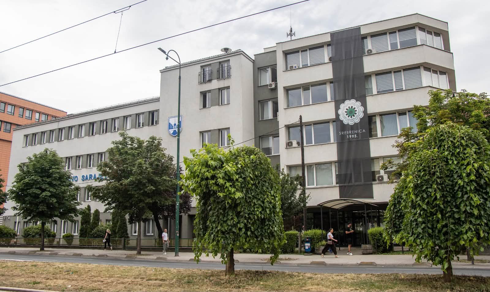 Cvijet Srebrenice na zgradi Općine Novo Sarajevo: Da se ne zaboravi i ne ponovi