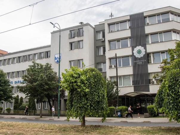 Cvijet Srebrenice na zgradi Općine Novo Sarajevo: Da se ne zaboravi i ne ponovi