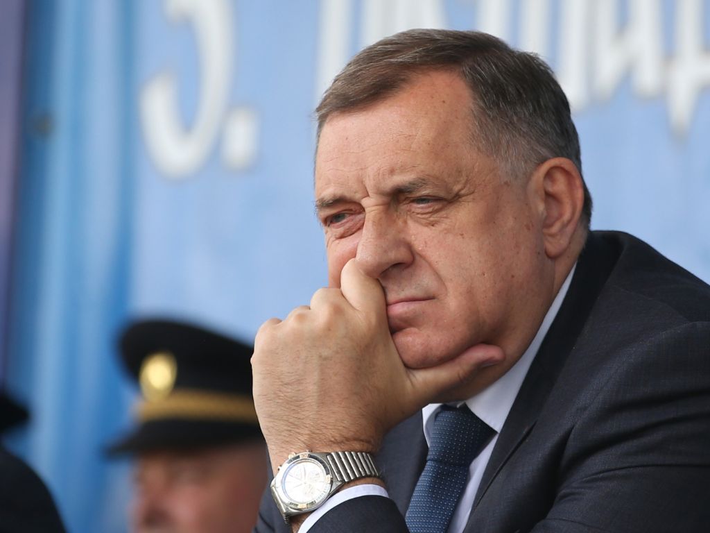 Da li Dodik donacijama školama krši zakon i zloupotrebljava djecu?