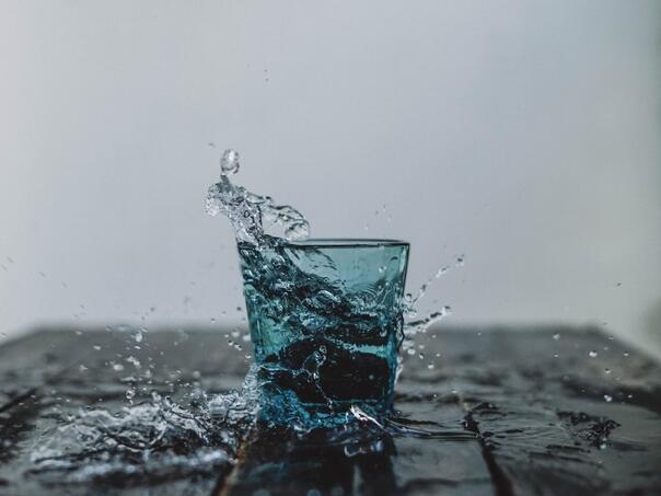 Da li je potrebno popiti čašu vode odmah nakon buđenja?