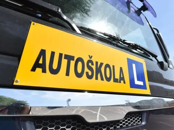 Da li kandidatima za vozački treba više kilometara na magistrali?