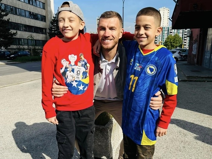 Da samo znate koliko je djece Edin Džeko usrećio...