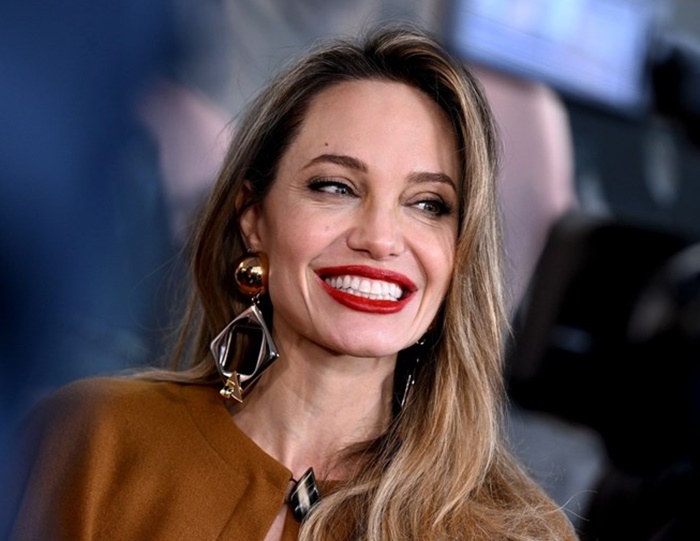 'Da se smrzneš od ljepote': Angelina Jolie očarala društvene mreže novom pojavom