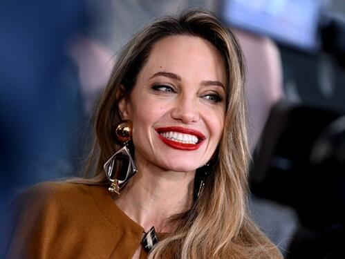'Da se smrzneš od ljepote': Angelina Jolie očarala društvene mreže novom pojavom
