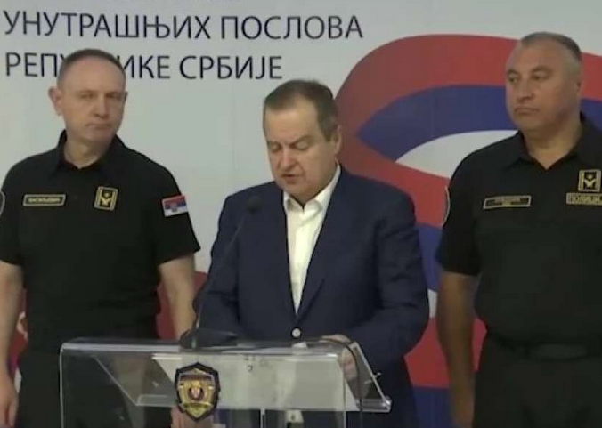 Dačić: Ozlijeđeno 27 policajaca, oko 70-80 osoba, uglavnom napadi na prostorije SNS-a 