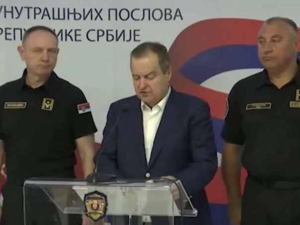 Dačić: Ozlijeđeno 27 policajaca, oko 70-80 osoba, uglavnom napadi na prostorije SNS-a