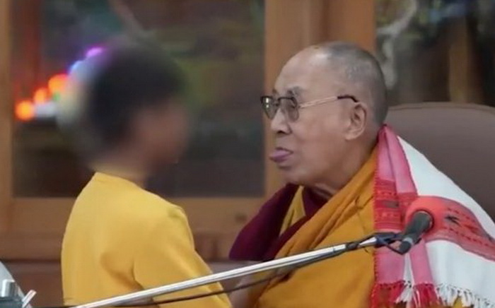 Dalaj Lama tražio od dječaka da mu poljubi jezik