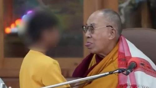 Dalaj Lama tražio od dječaka da mu poljubi jezik