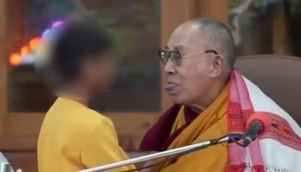 Dalaj Lama tražio od dječaka da mu poljubi jezik