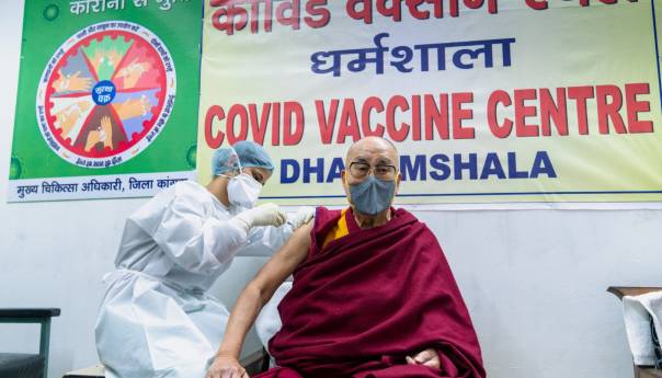 Dalaj Lama vakcinisan u Indiji