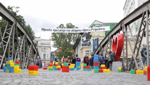 'Dan bijelih traka' obilježen na Ajfelovom mostu u Sarajevu