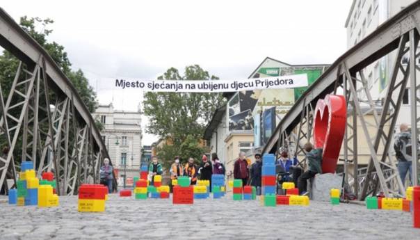 'Dan bijelih traka' obilježen na Ajfelovom mostu u Sarajevu