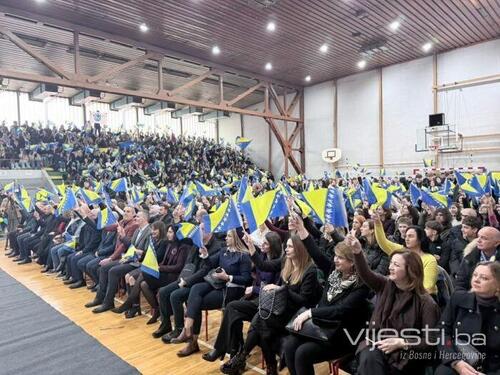 Dan državnosti u Tuzli: Impresivan nastup 1.300 učenika