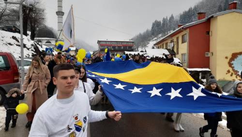 Dan nezavisnosti BiH obilježen defileom djece u Srebrenici