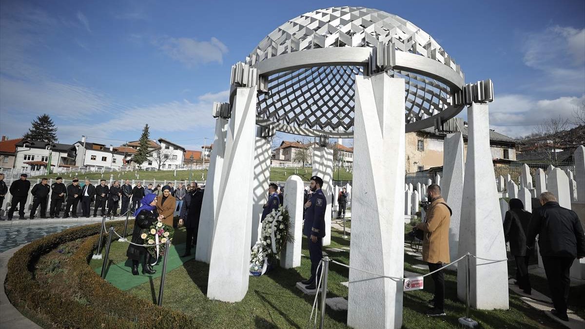 Dan nezavisnosti BiH: Položeno cvijeće na Šehidskom mezarju Kovači