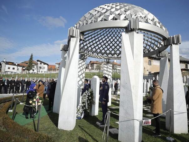 Dan nezavisnosti BiH: Položeno cvijeće na Šehidskom mezarju Kovači