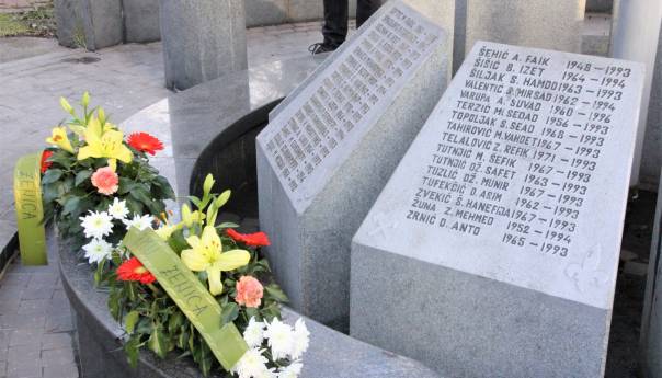 Dan rudara u Zenici obilježili polaganjem cvijeća na spomenik poginulim rudarima