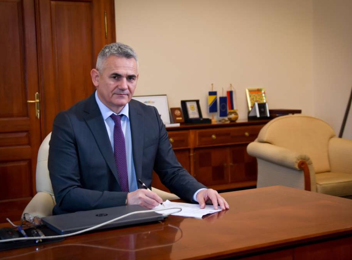 Dan žalosti zbog smrti Halida Bešlića proglašen i u Brčkom