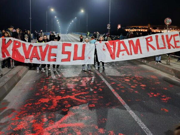 Danas novi protest u Novom Sadu, aktivisti najavili farbanje Trga slobode u crveno