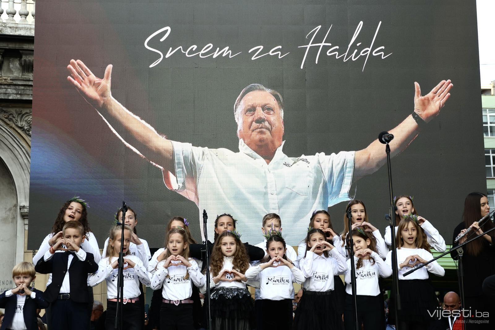 Danas posljednji oproštaj od neponovljivog Halida Bešlića