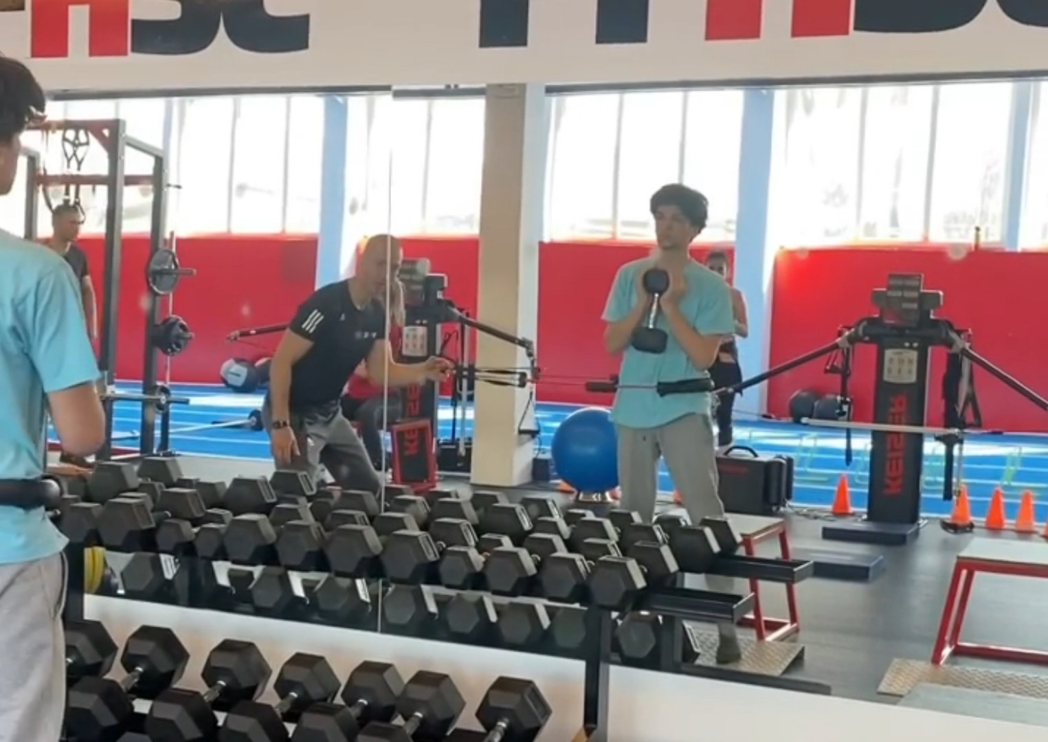 Danisov sin naporno vježba u teretani: 