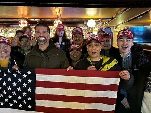 Danski medij: Trumpov sin na Grenlandu angažirao beskućnike da mu glume pristalice