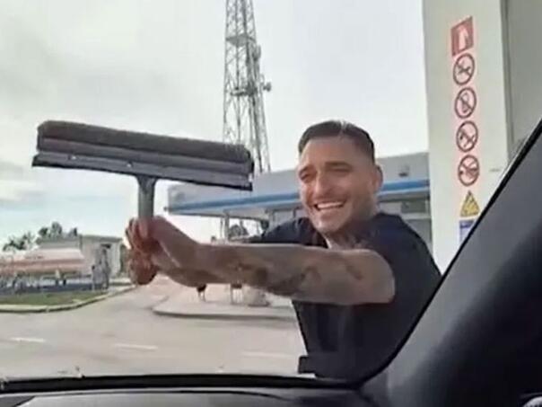 Darko Lazić zasukao rukave i oprao šoferšajbnu na pumpi, nagrađen je bakšišom