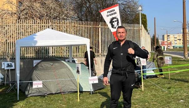 Davor Dragičević odlučio ukloniti šator, više neće boraviti ispred Tužilaštva BiH