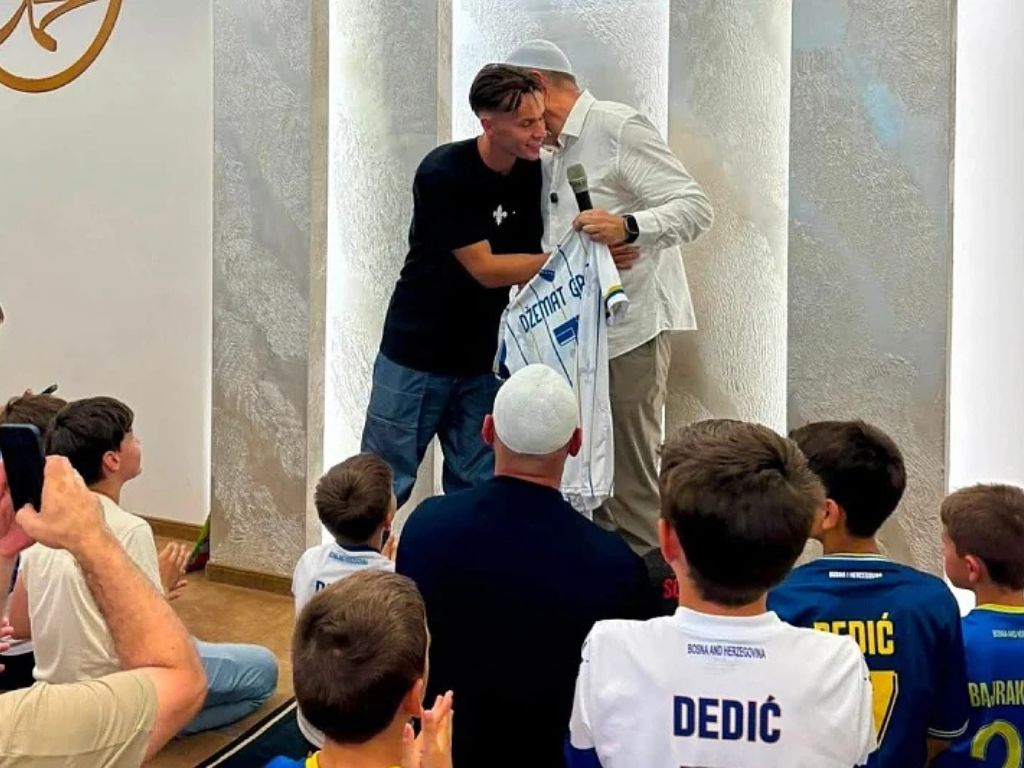 Dedić dočekan u džematu u Grazu, dobio i poseban dres