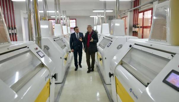 Dedić obišao polja pšenice i proizvođače brašna u Odžaku