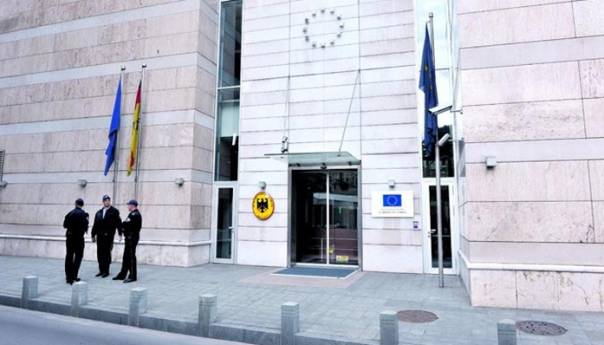 Delegacija EU osudila uništavanje zastave na zgradi Ambasade RH